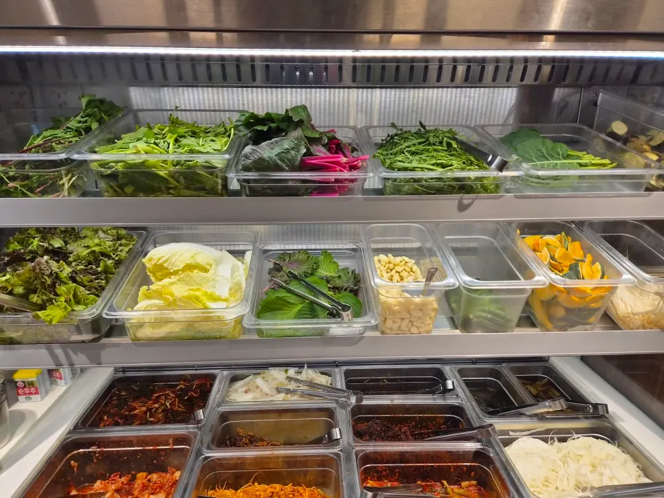 Fresh wrap vegetables served with meat