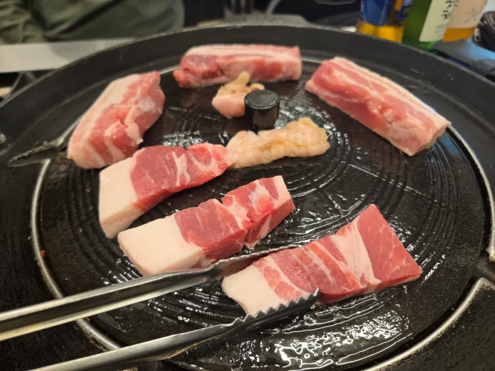 Pork belly grilled on a pot lid with wrap vegetables