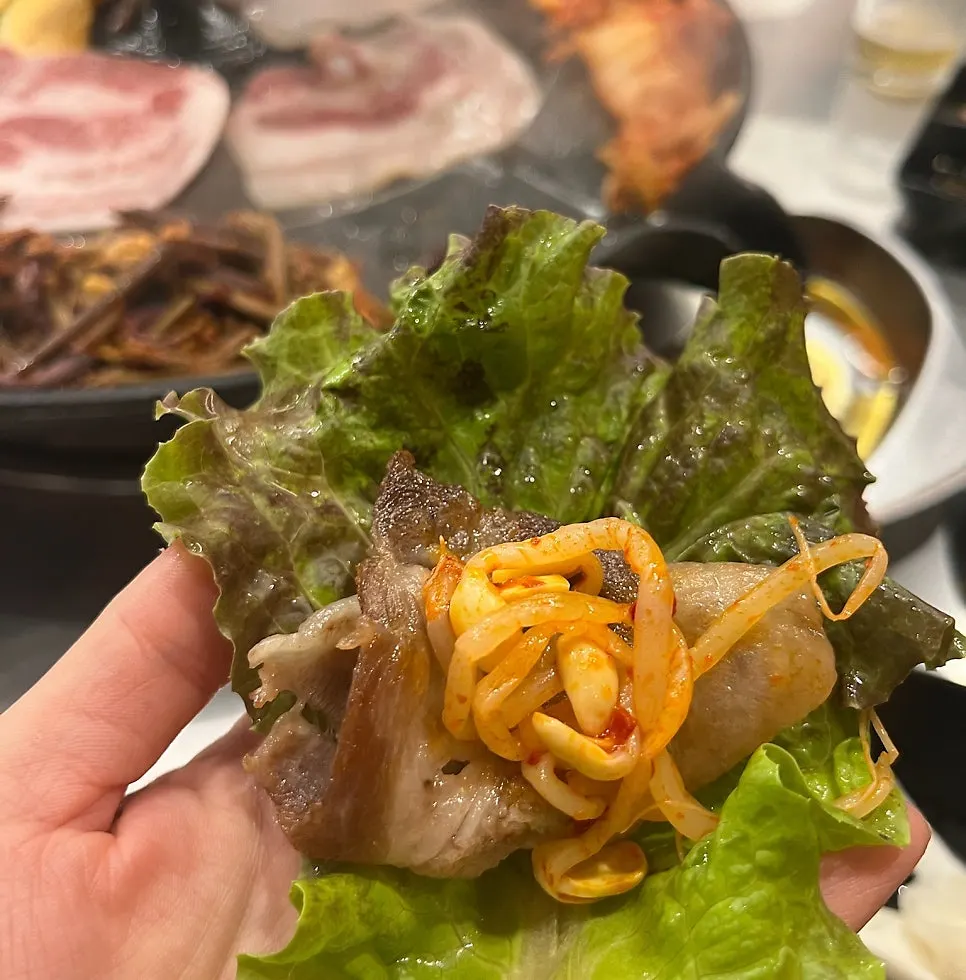Pot-lid grilled meat with bean sprouts and kimchi
