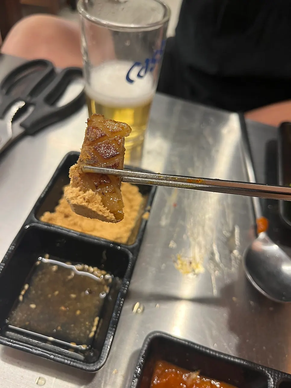 Pork skin grilled on the pot-lid griddle