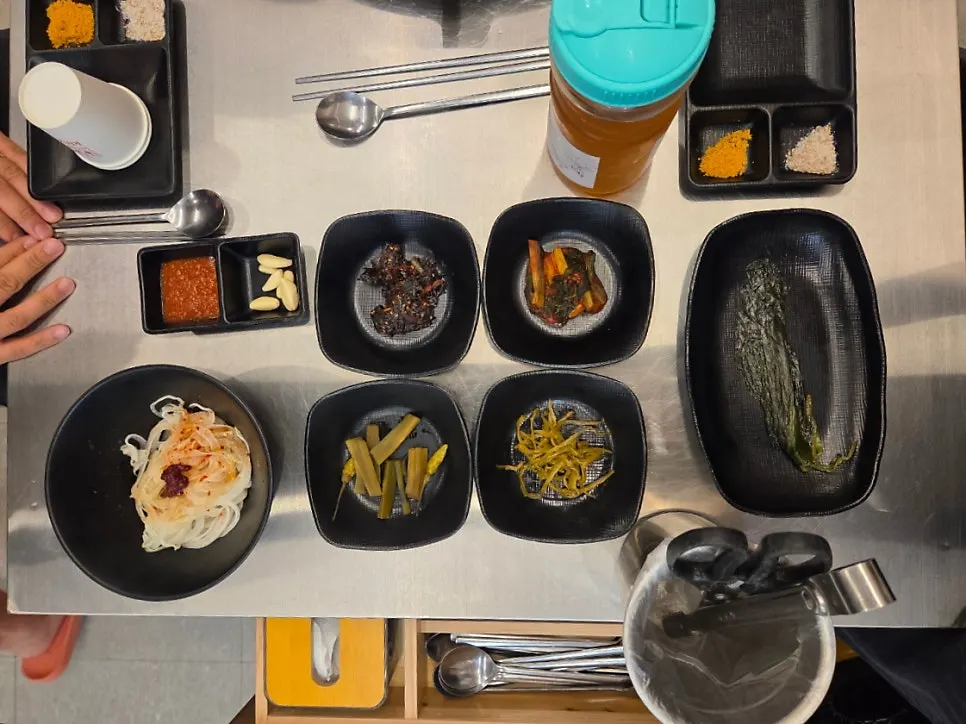 Unlimited-refill self-serve bar for wrap vegetables