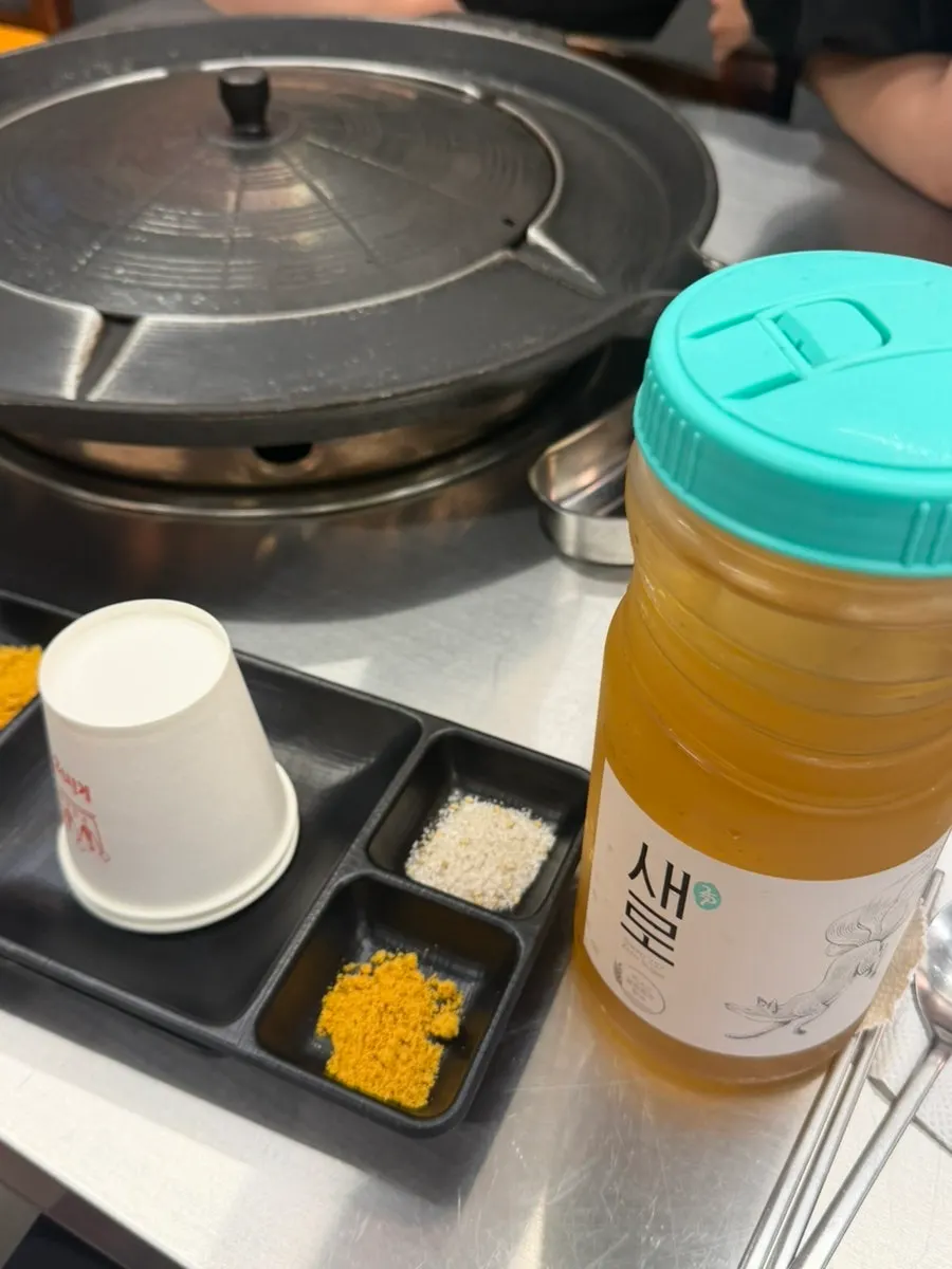 Turmeric powder and complimentary ice water