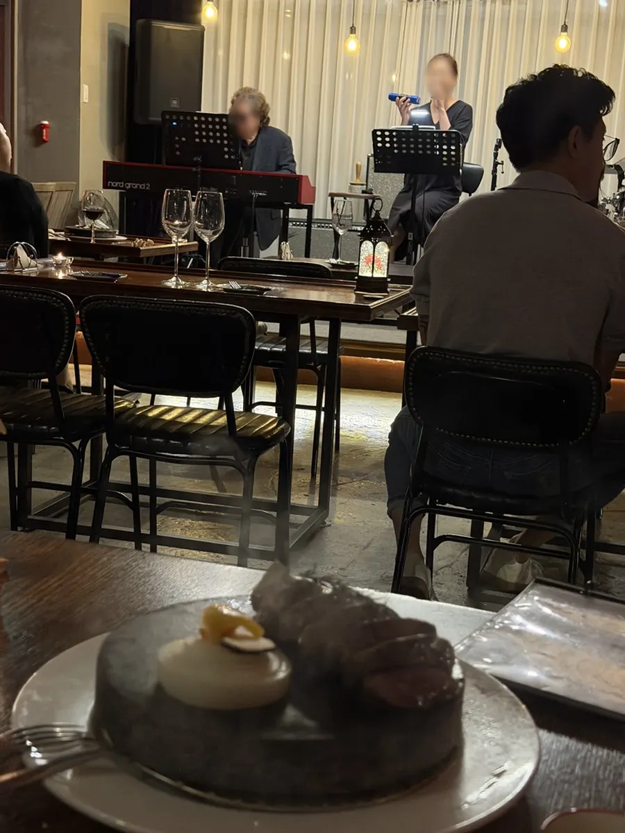 재즈257 와인잔과 테이블