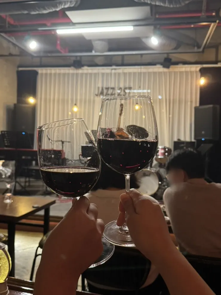 Wine and Jazz Stone Steak on the table