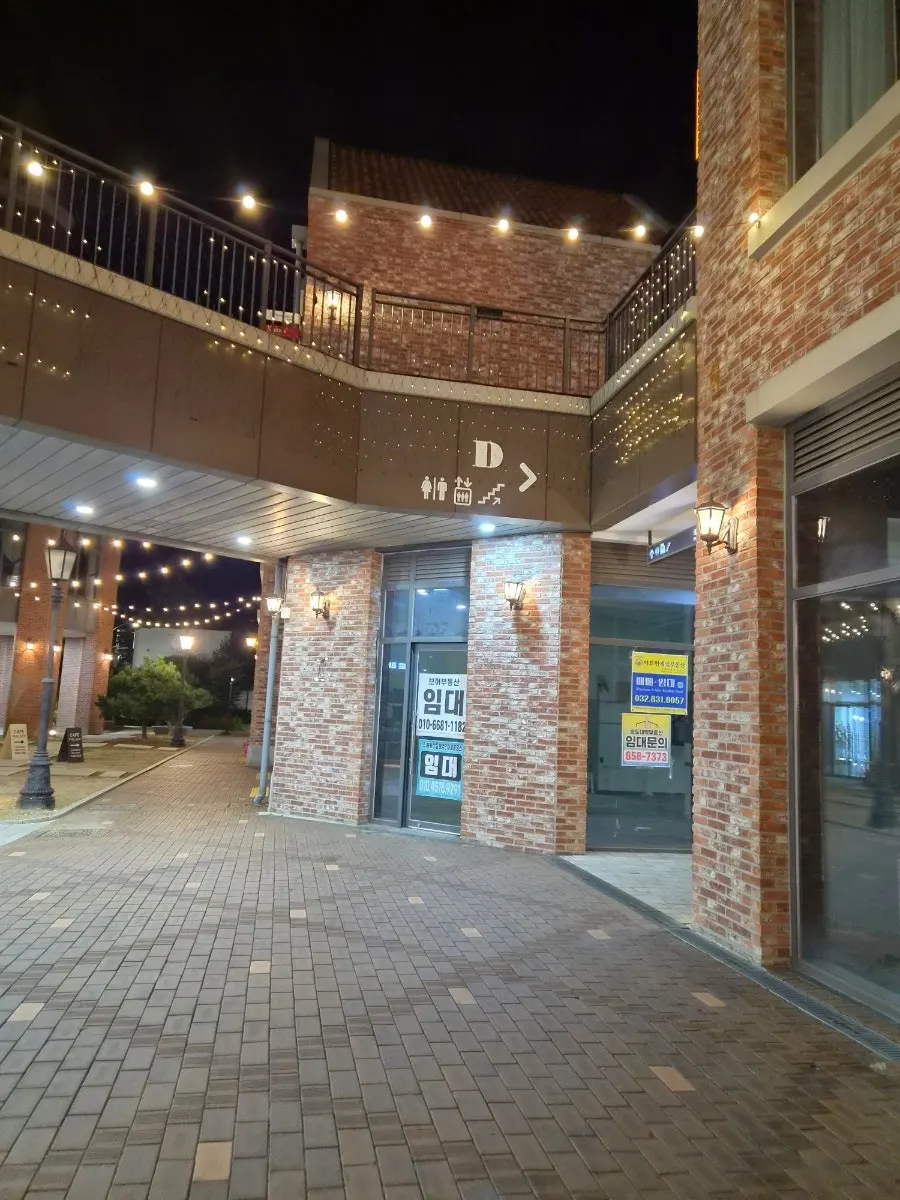 Exterior of Jazz 257 next to Central Park
