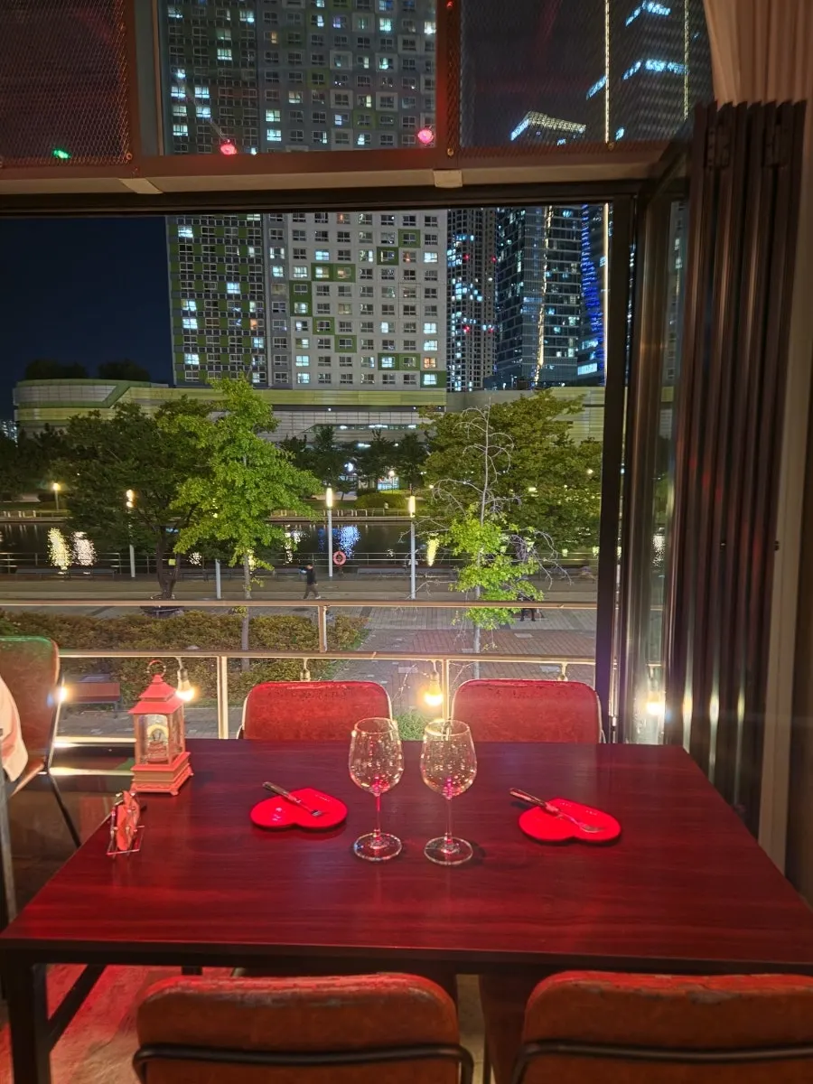 Window seat with a city view at Jazz 257
