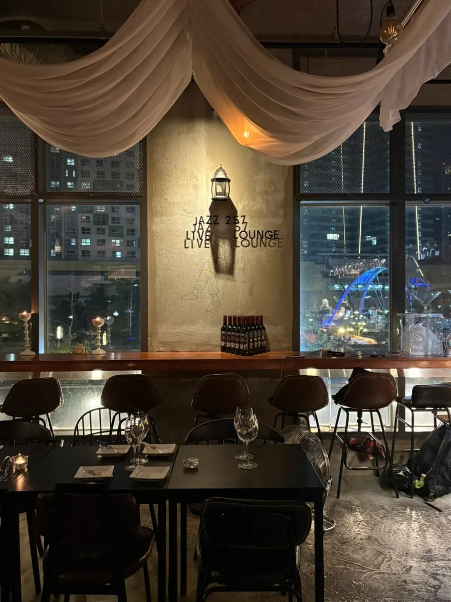 The way to Jazz 257's entrance in Songdo's Artfore Building D