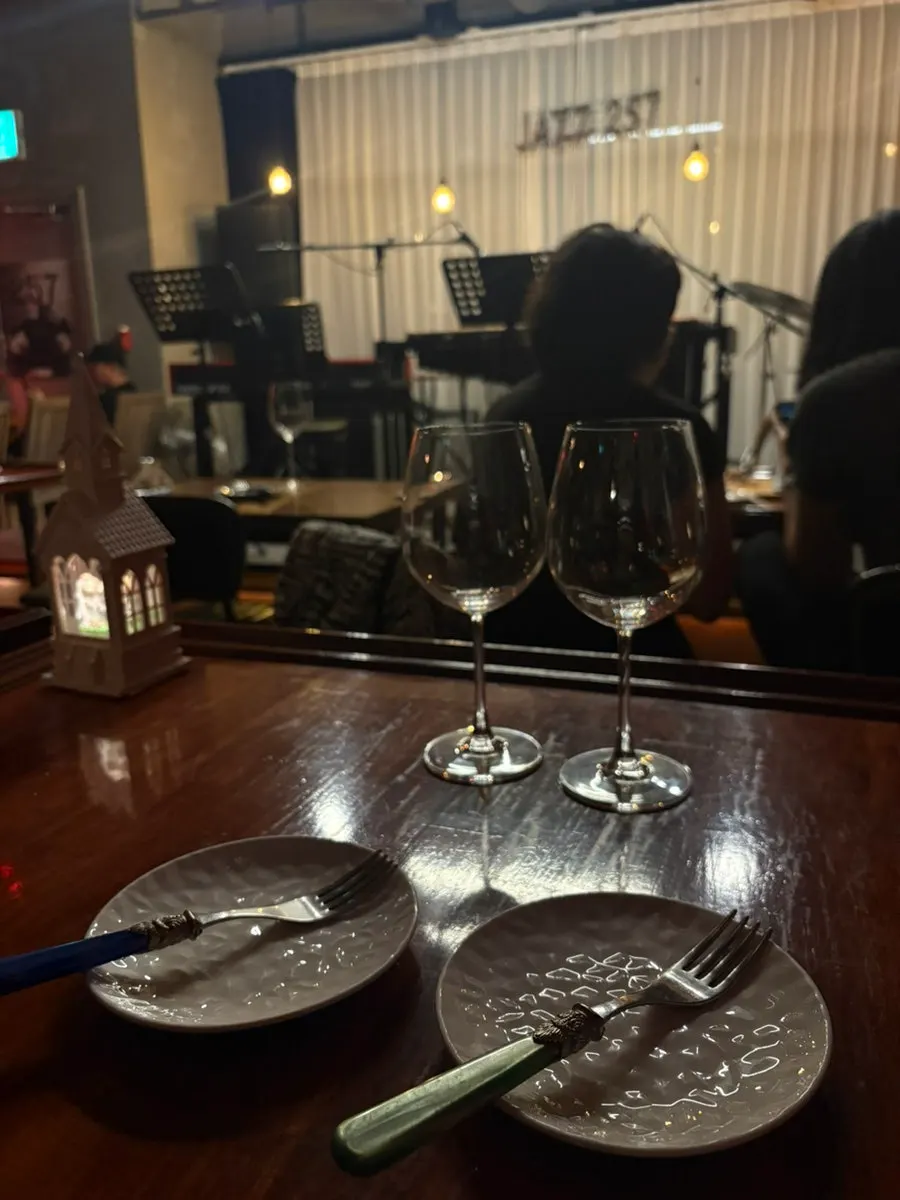 The table set after ordering at Jazz 257