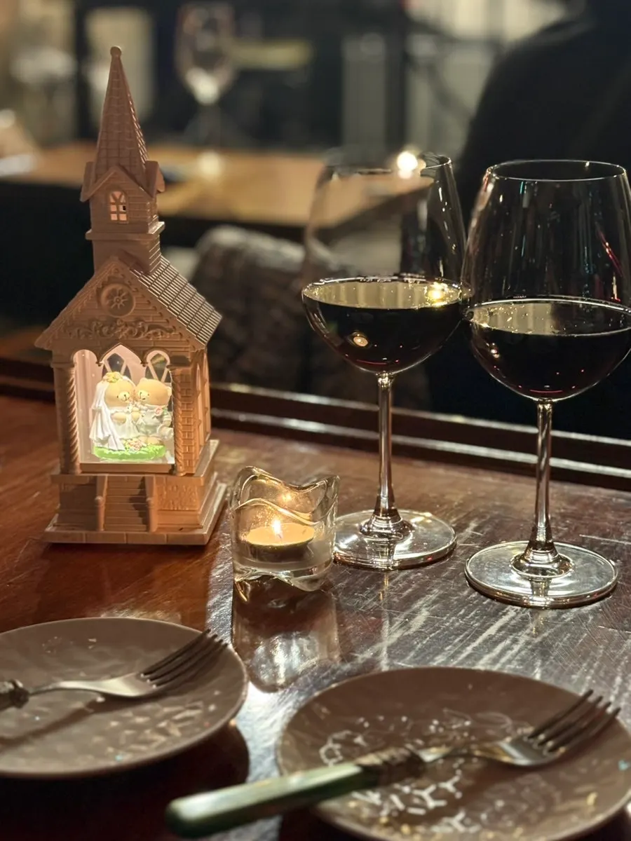 The tableside flame show for Jazz 257's stone steak