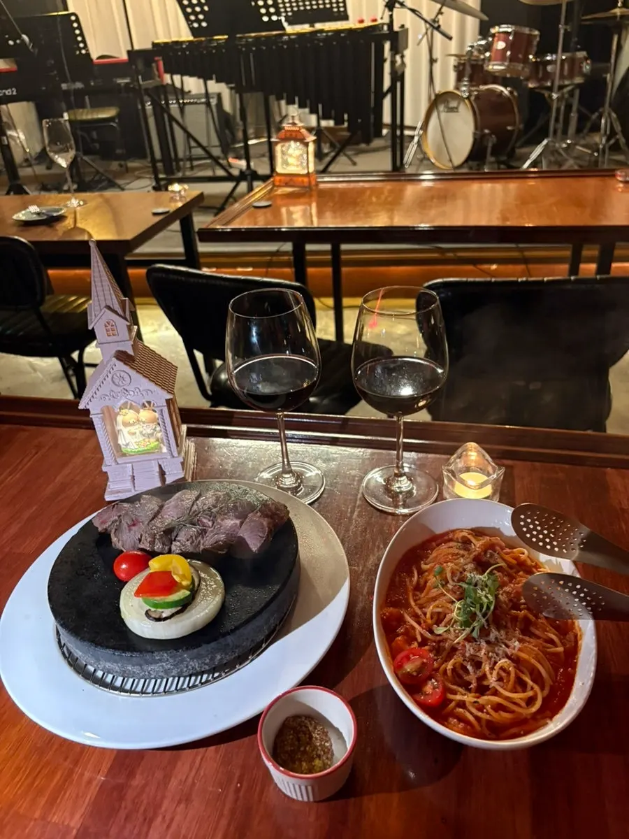 A table photo capturing the anniversary date mood at Jazz 257