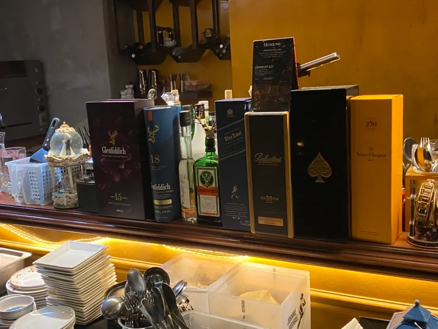 재즈257 송도센트럴파크점 매장 내부 좌석과 조명