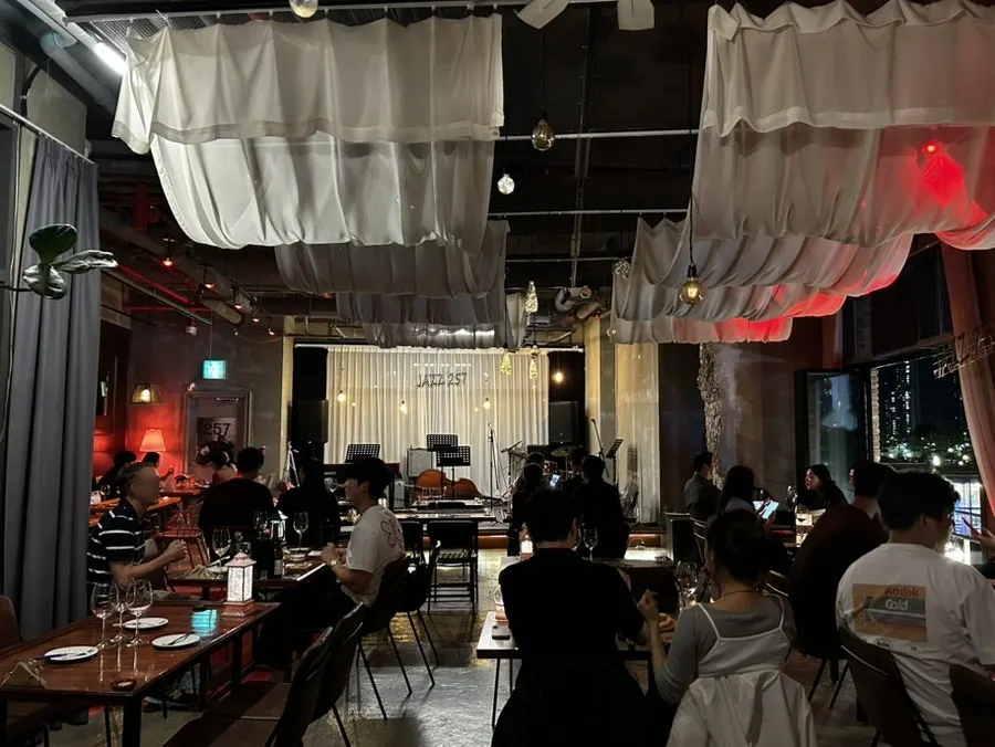 재즈257 테이블과 조명 전경