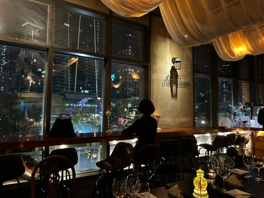 창가에서 본 송도 센트럴파크 호수뷰