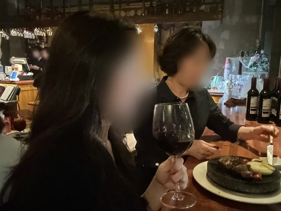 스톤 플레이트에서 익혀 먹는 스테이크