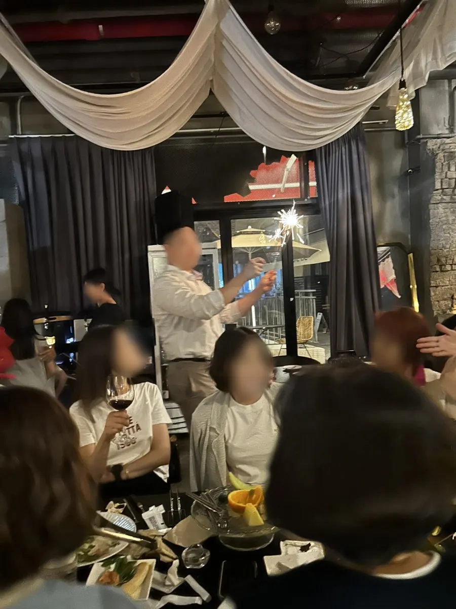 생일 테이블 호명과 불꽃 이벤트 장면