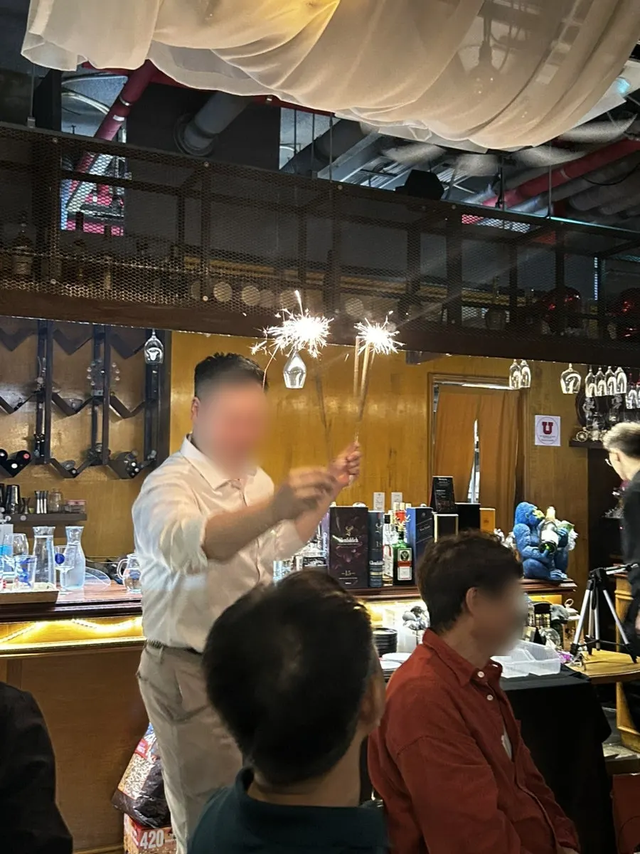 종이꽃 장식이 준비된 생일 축하 테이블