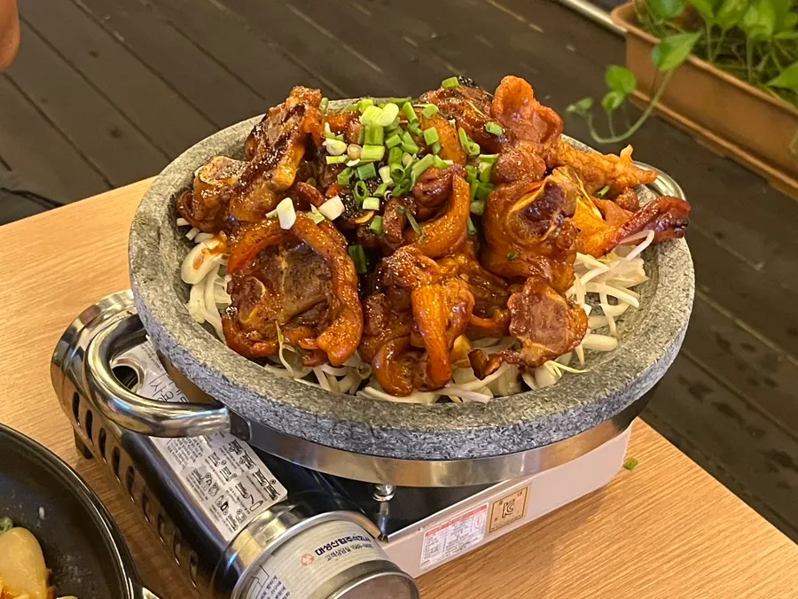 돌판에 담겨 나온 신메뉴 양념족구이