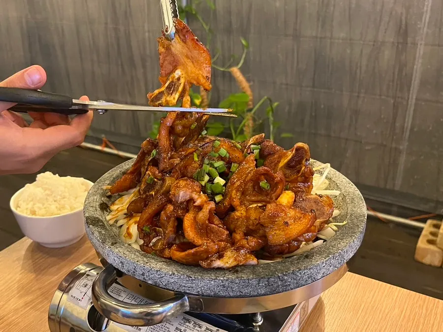 가위로 자른 족구이 살코기와 숙주