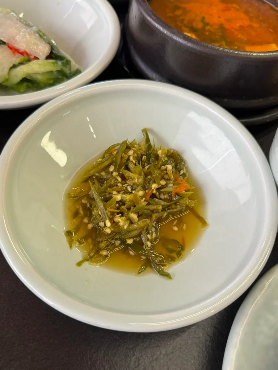 놋그릇에 담긴 더진지 밑반찬 한상