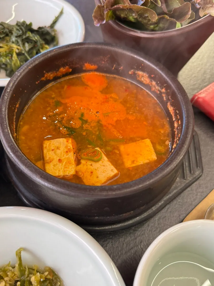 게장과 함께 차려진 한상차림