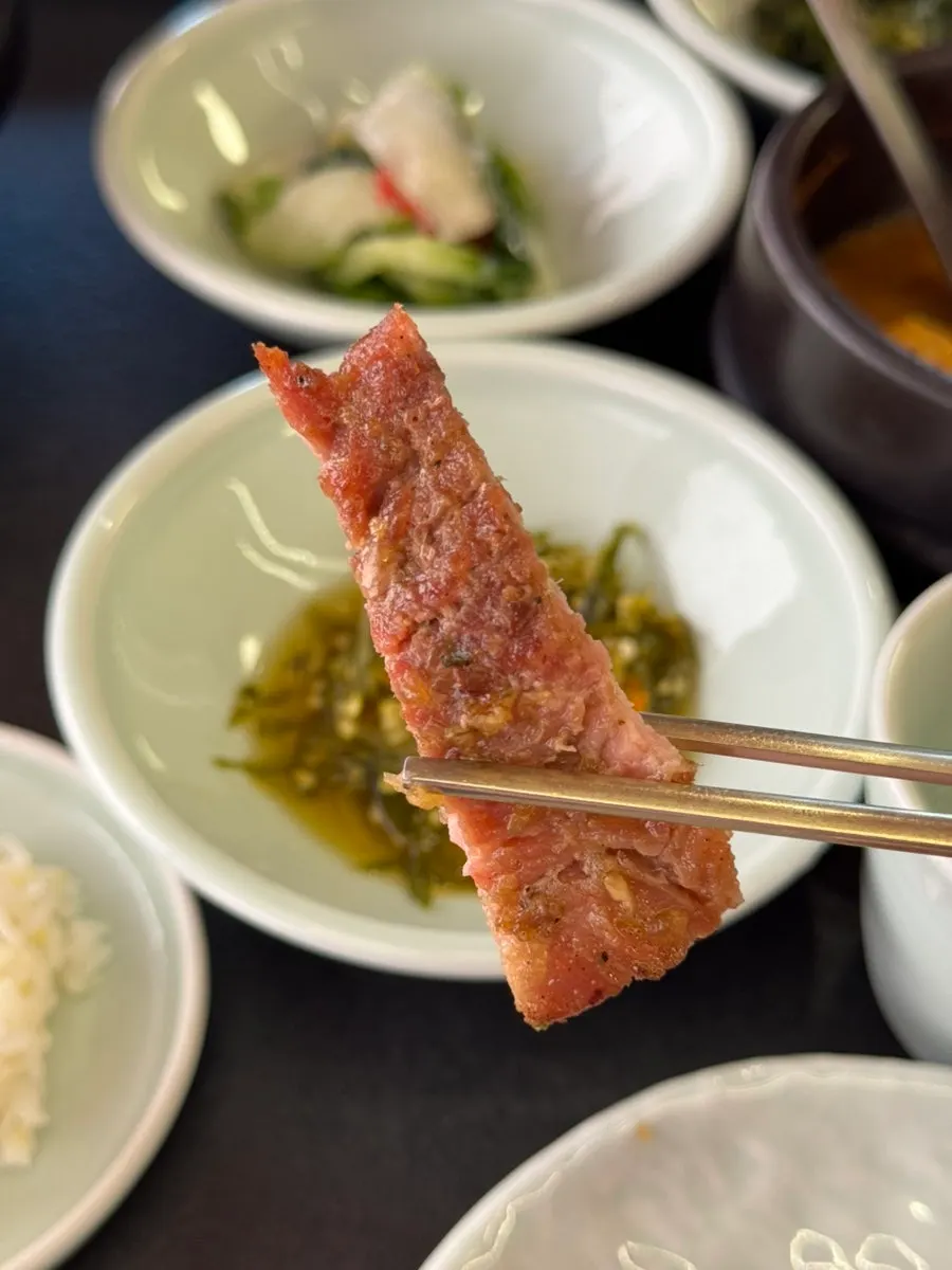 철판에 담겨 나온 담양식 수제 숯불갈비