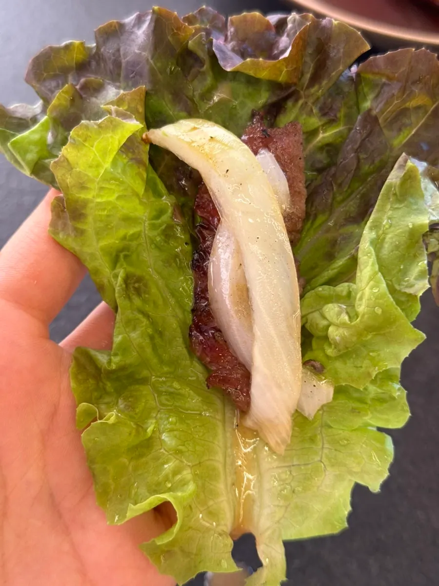 상추에 마늘과 함께 싸 먹는 숯불갈비 쌈