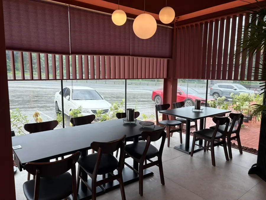 Window seating by the floor-to-ceiling glass at Deojinji, Resom Baegun Branch