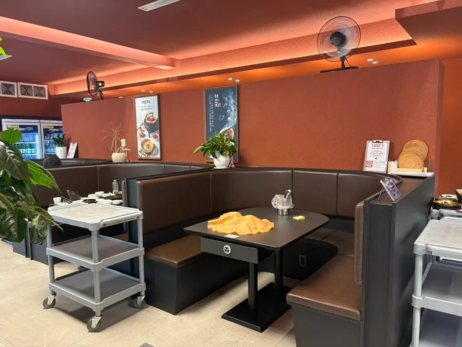 Interior of Deojinji, Resom Baegun Branch with generous table spacing