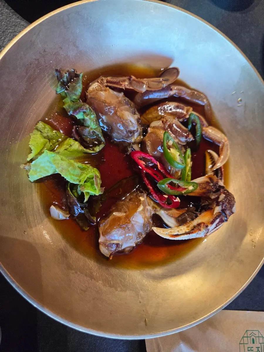 된장찌개와 밑반찬이 놓인 식사 상차림