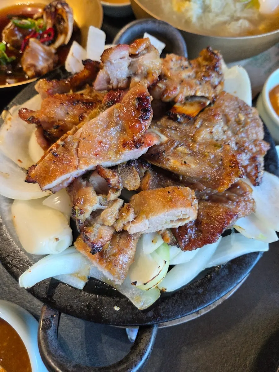 숯불에 구워 나온 담양식 돼지갈비