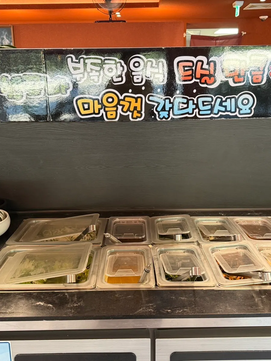 담양식 숯불돼지갈비 굽는 모습