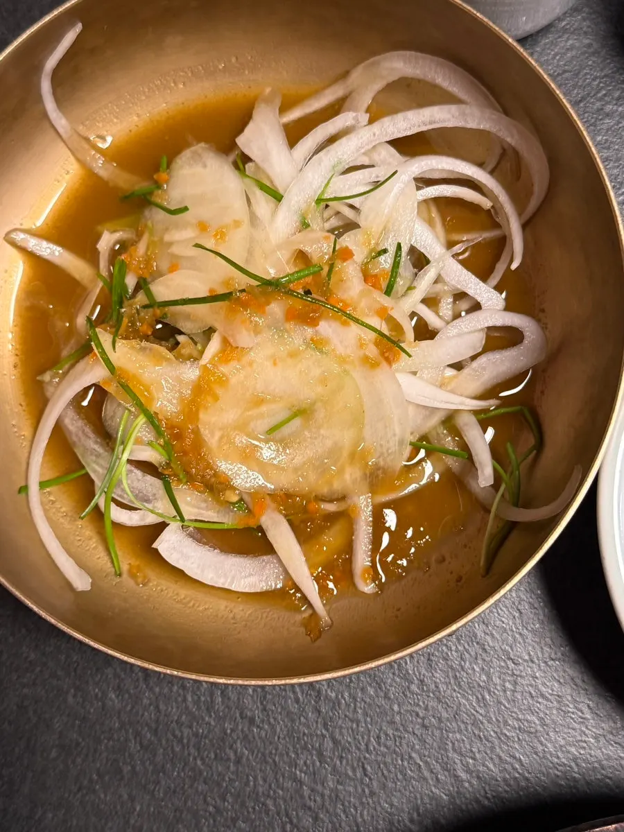 숯불갈비와 반찬이 차려진 식탁