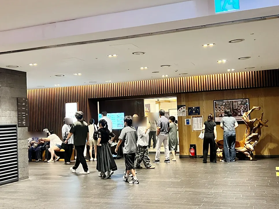 저녁 시간대 들밥애 앞 긴 웨이팅 줄