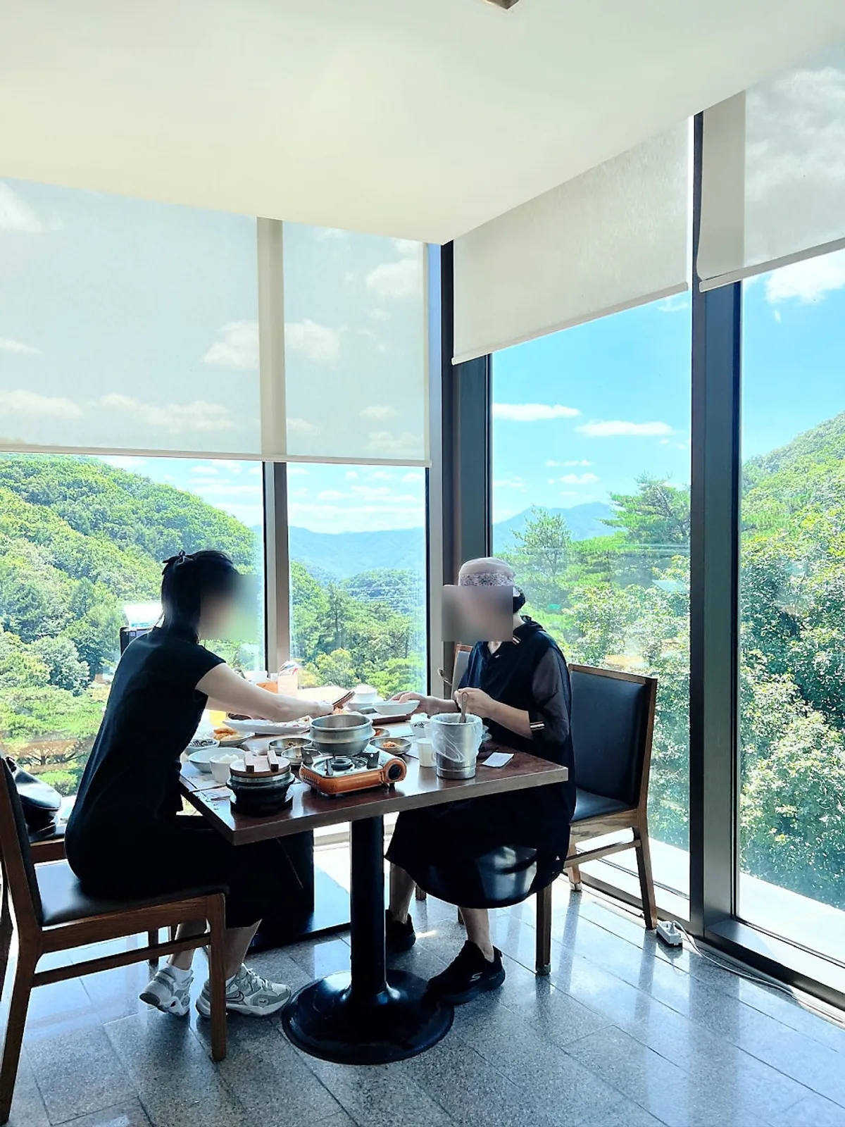 산 풍경이 담긴 들밥애 세로 창가 뷰