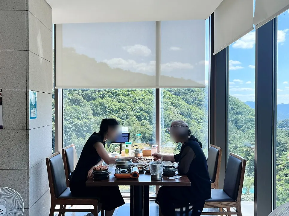 창가 바로 옆 인기 테이블 자리