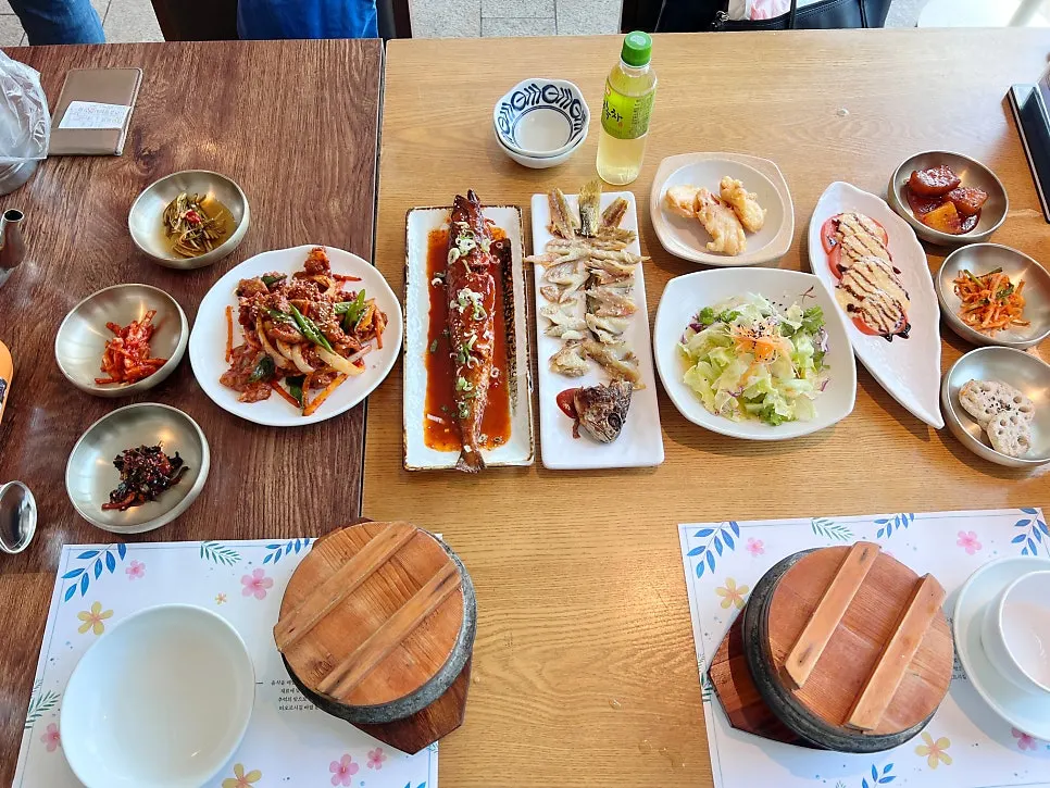 반찬이 한 상 가득 차려진 건강밥상 A