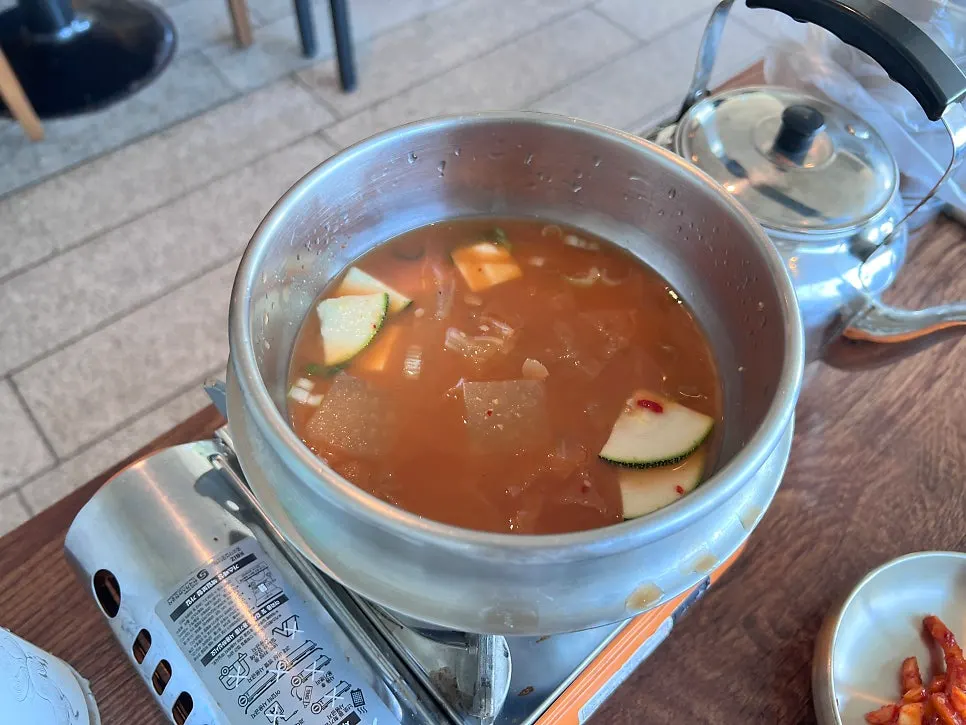 뚝배기에 나온 들밥애 청국장
