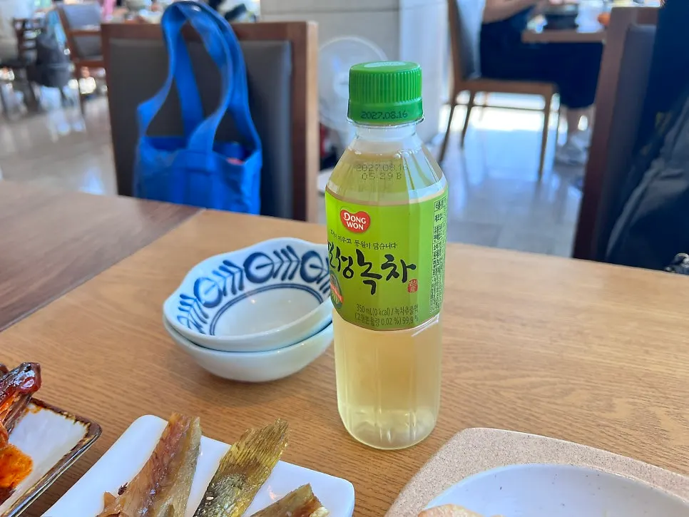 보리굴비와 함께 나온 생수병 녹차 물