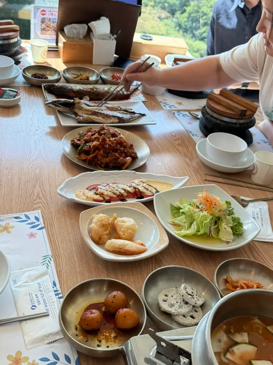 A full view of Deulbabae's self-serve banchan bar