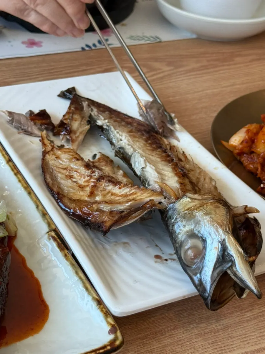 Eating the jeyuk with rice