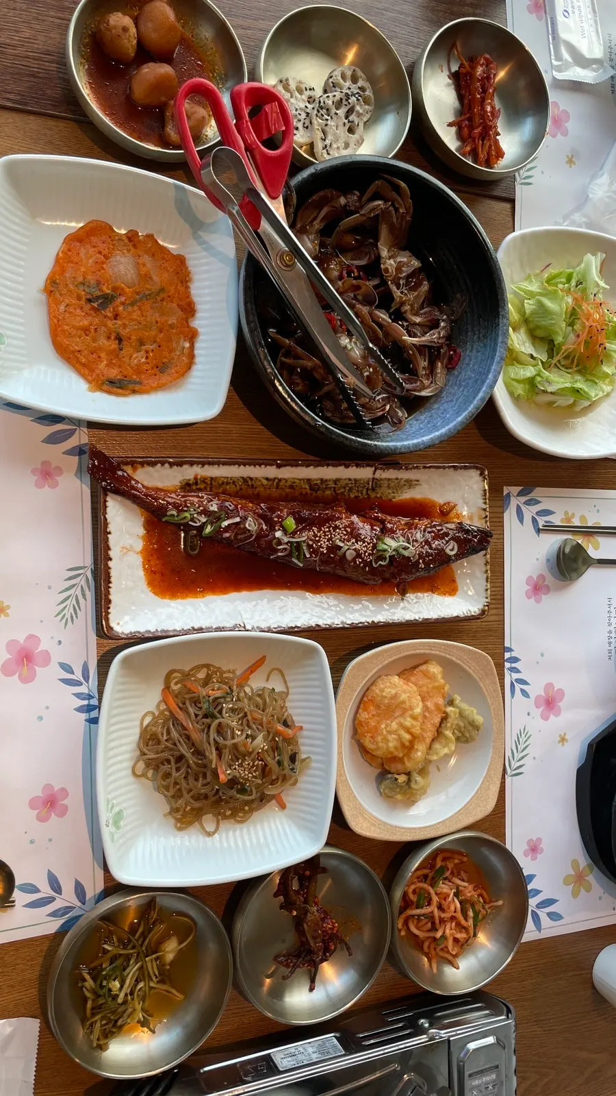 Full table spread of the soy crab set at Deulbabae