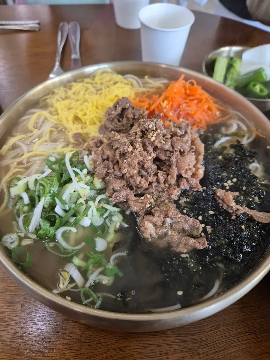 푸짐하게 차려진 국수무라 주문 메뉴