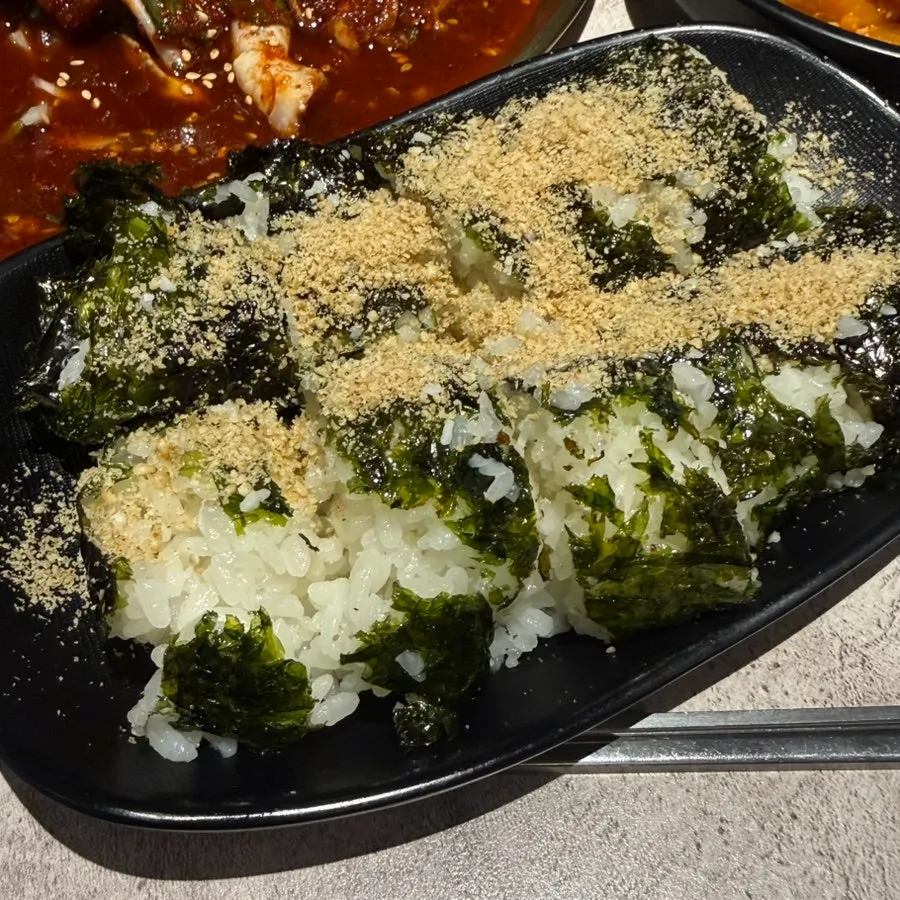 매콤한 양념에 버무려진 꽃게무침 클로즈업