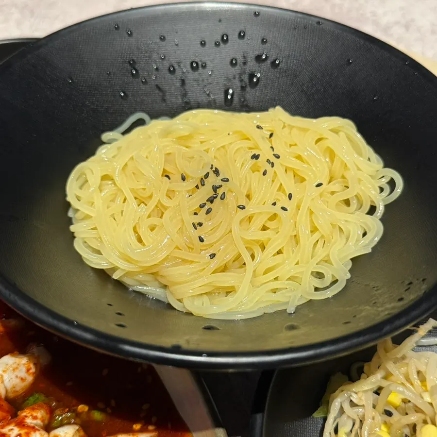 꽃게 살을 짜내 소금김밥 위에 올린 모습