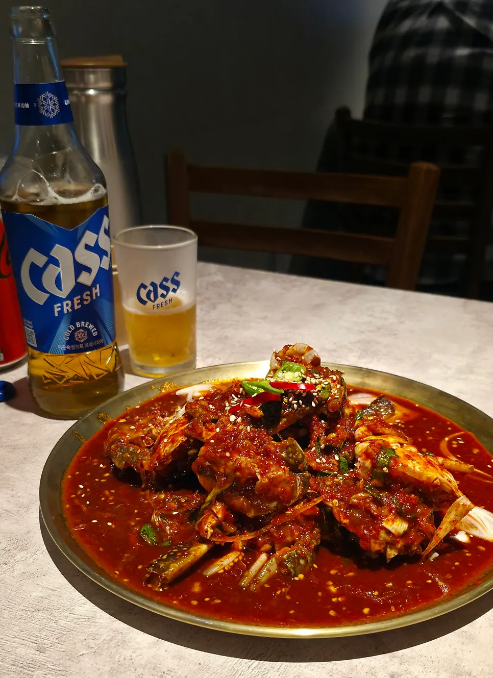 꽃게무침과 함께 주문한 맥주와 소주