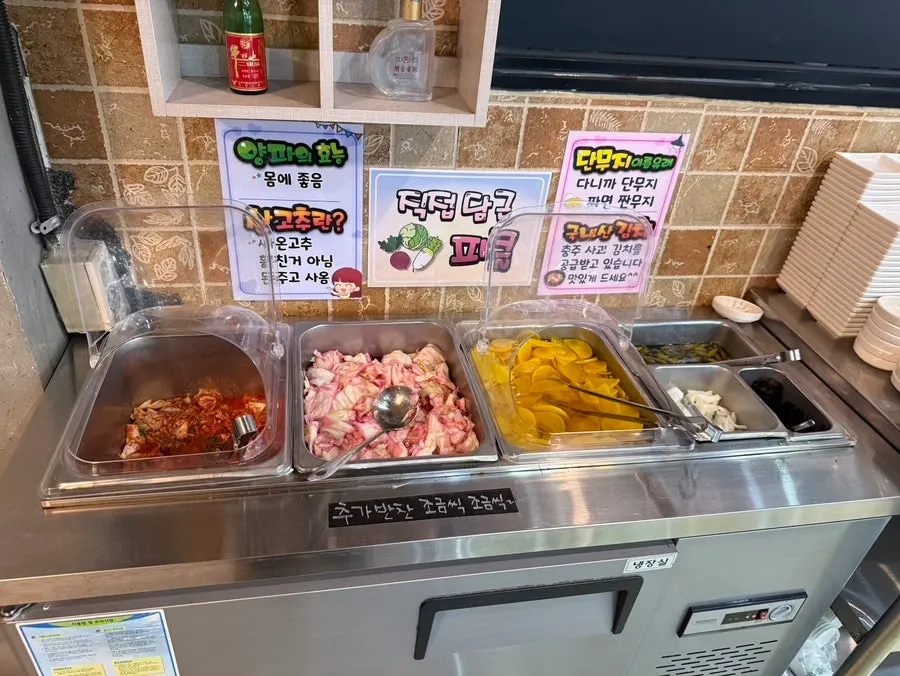 낭만짜장 기본 밑반찬 단무지 상차림