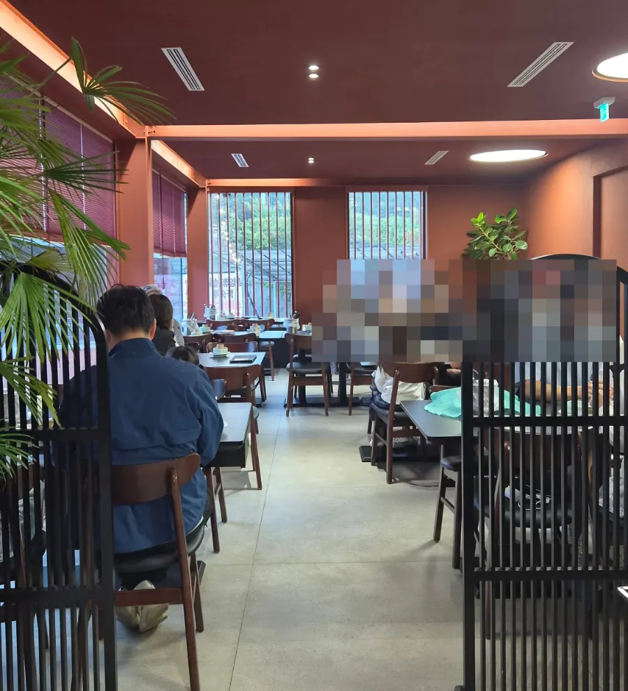 가족 손님이 많은 더진지 리솜백운점 매장 내부