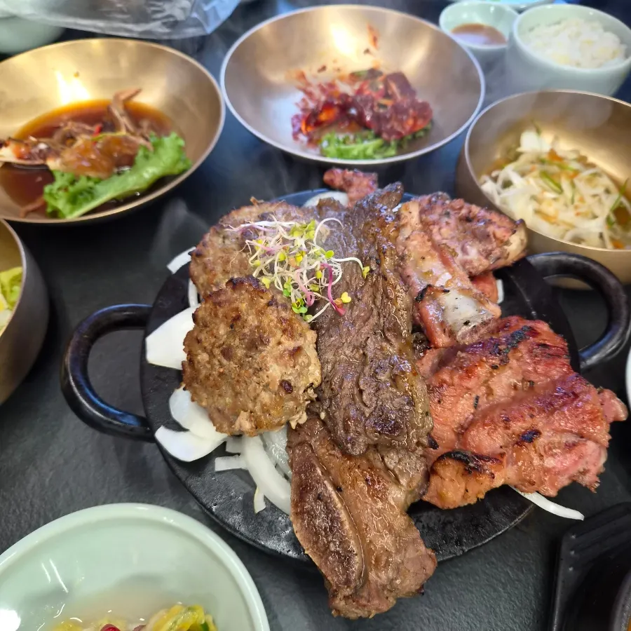 구워져 나온 숯불갈비 접시