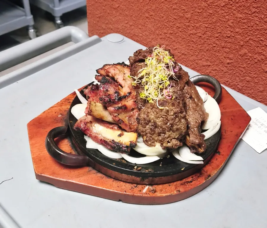 돌판에 올려 세팅한 소갈비와 돼지갈비, 떡갈비