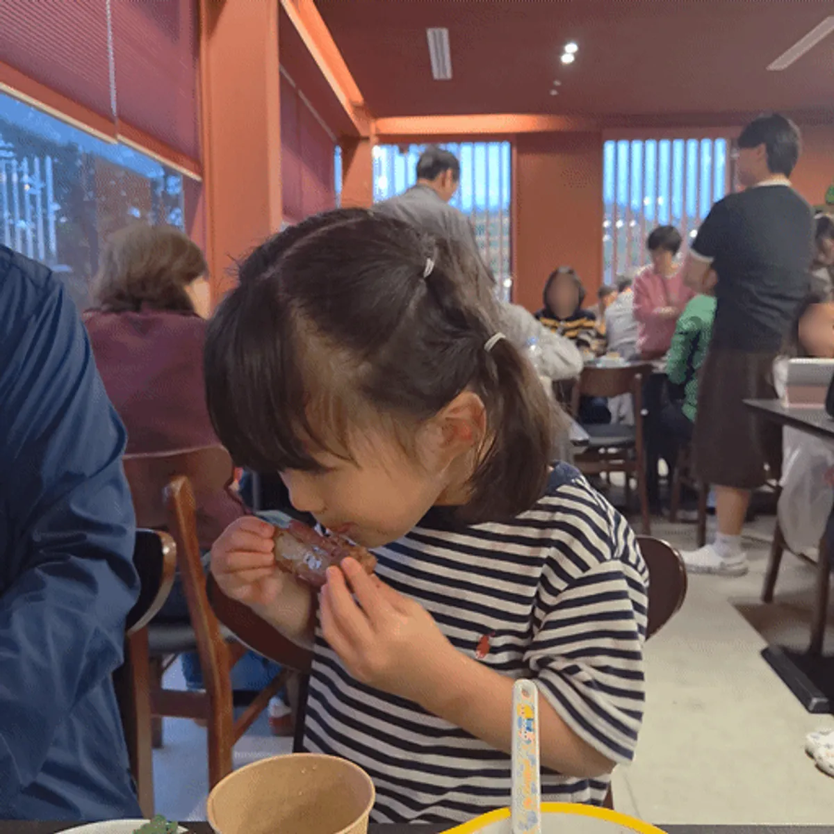 갈비뼈를 잡고 먹는 다섯 살 아이